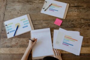 書類の手元の画像